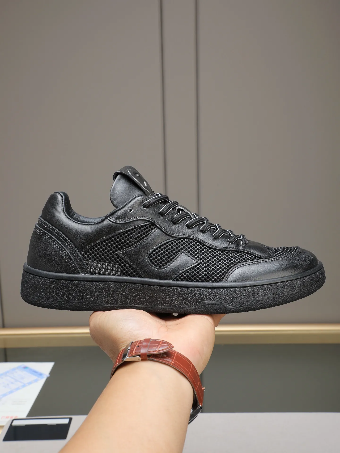 Men's shoes 💰640 [LANVIN] The latest fashionable item! High quality CLAY series‼ ️ The latest trendy products of the season 🌈Many bloggers have planted grass and purchased the original open-mold customization. The upper and outsole are sewn with mark threads without edge sealing. Multiple material splicing combination design. Very versatile for fashionable and casual wear. Comfortable on the feet. Self-recommended. Upper cowhide + cow suede + breathable mesh lining. Foot-padding cowhide. Exclusive original open-mold clear logo rubber outsole ⚠️38-44 (customized for 45)